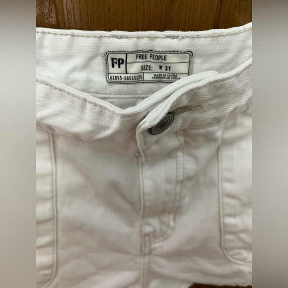 Free People White jean shorts w/ design size 31 (11/12) - Picture 4 of 6